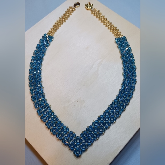 Crystal Necklace Green bicone crystals, gold seed beads, and a magnetic clasp - Picture 3 of 3